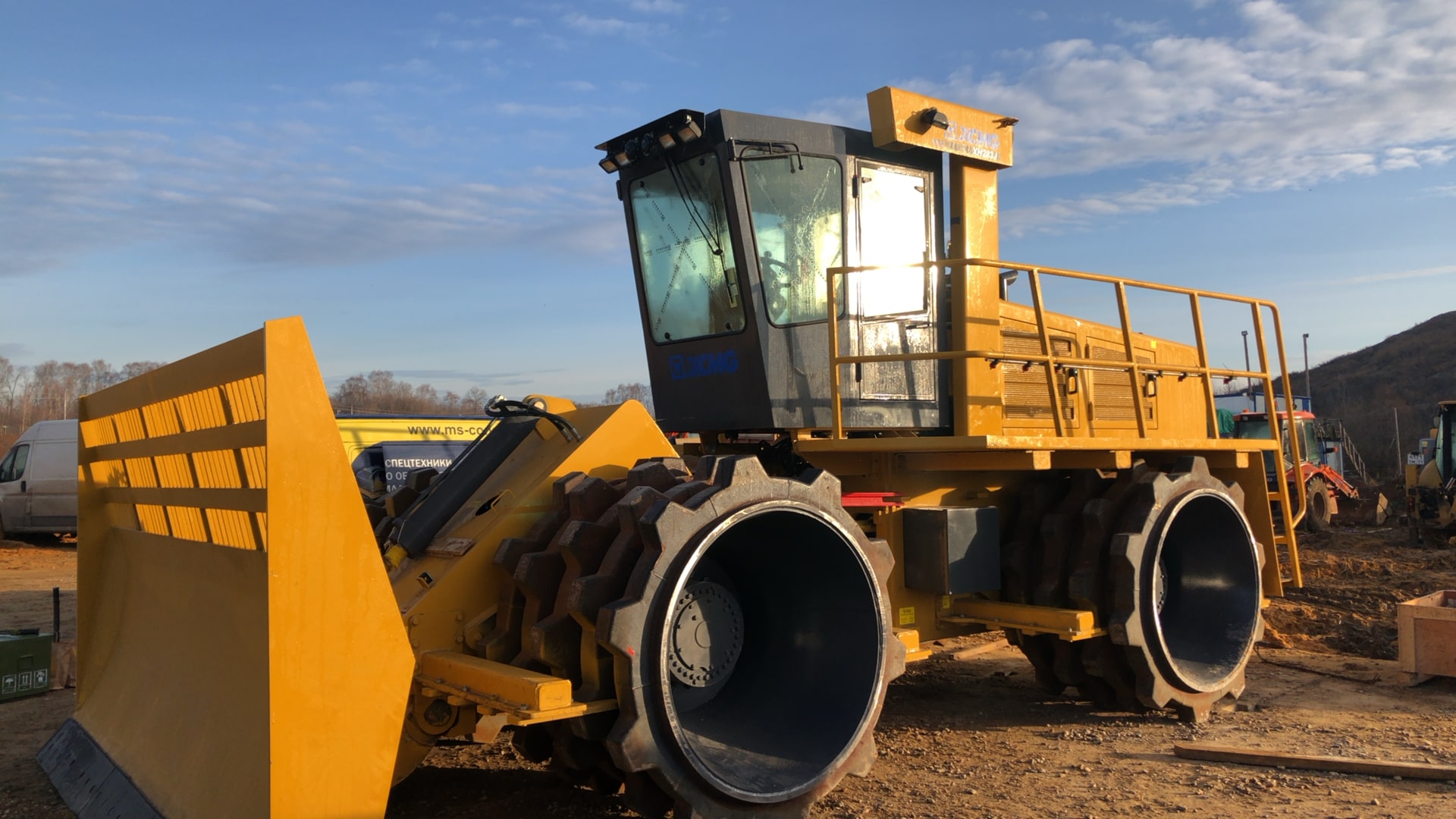 Компактор  XCMG XH283J